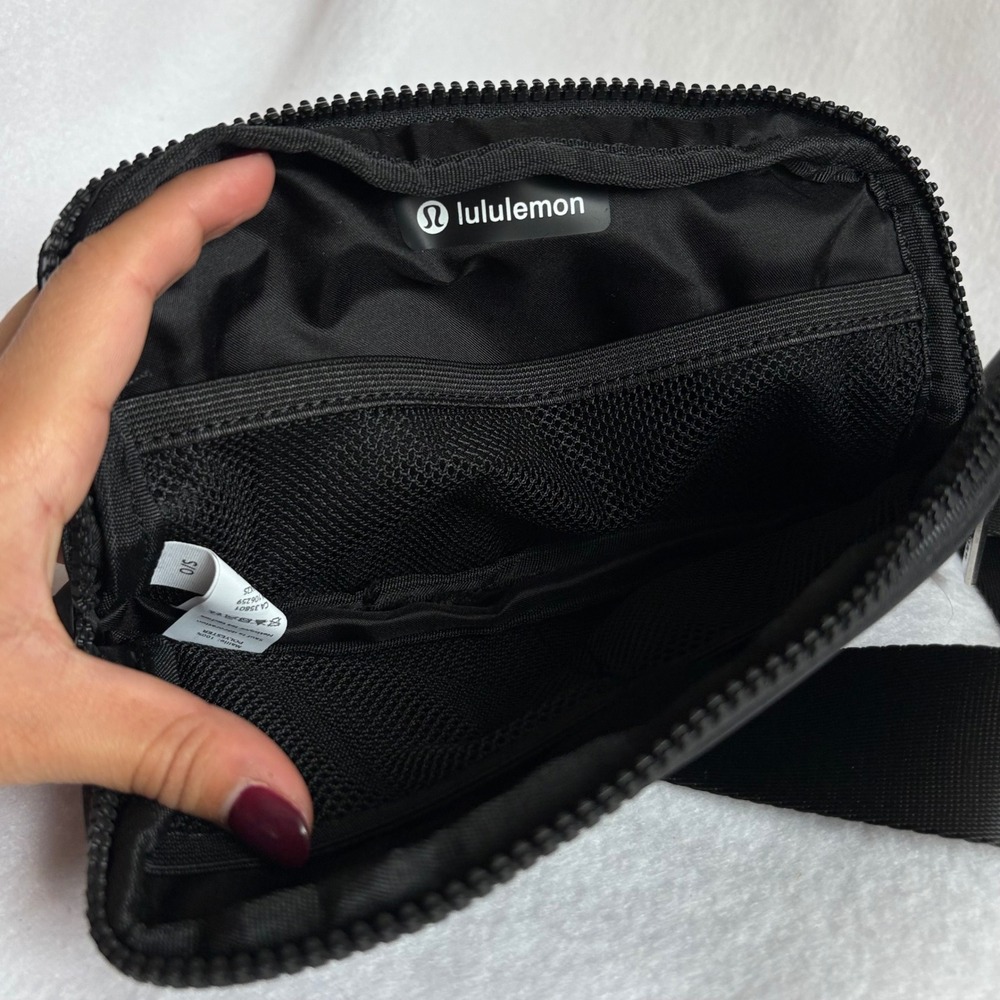 Lululemon Everywhere Belt Bag 1L Black Adjustable Waist Pack Fanny Pack - Picture 3 of 5